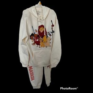 Teen NWOT Lion King lounge set.